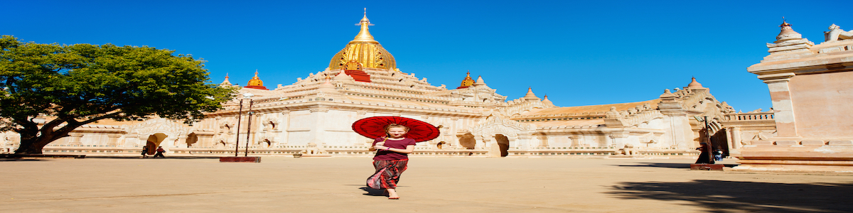 foreigner girl in Ananda Pagoda